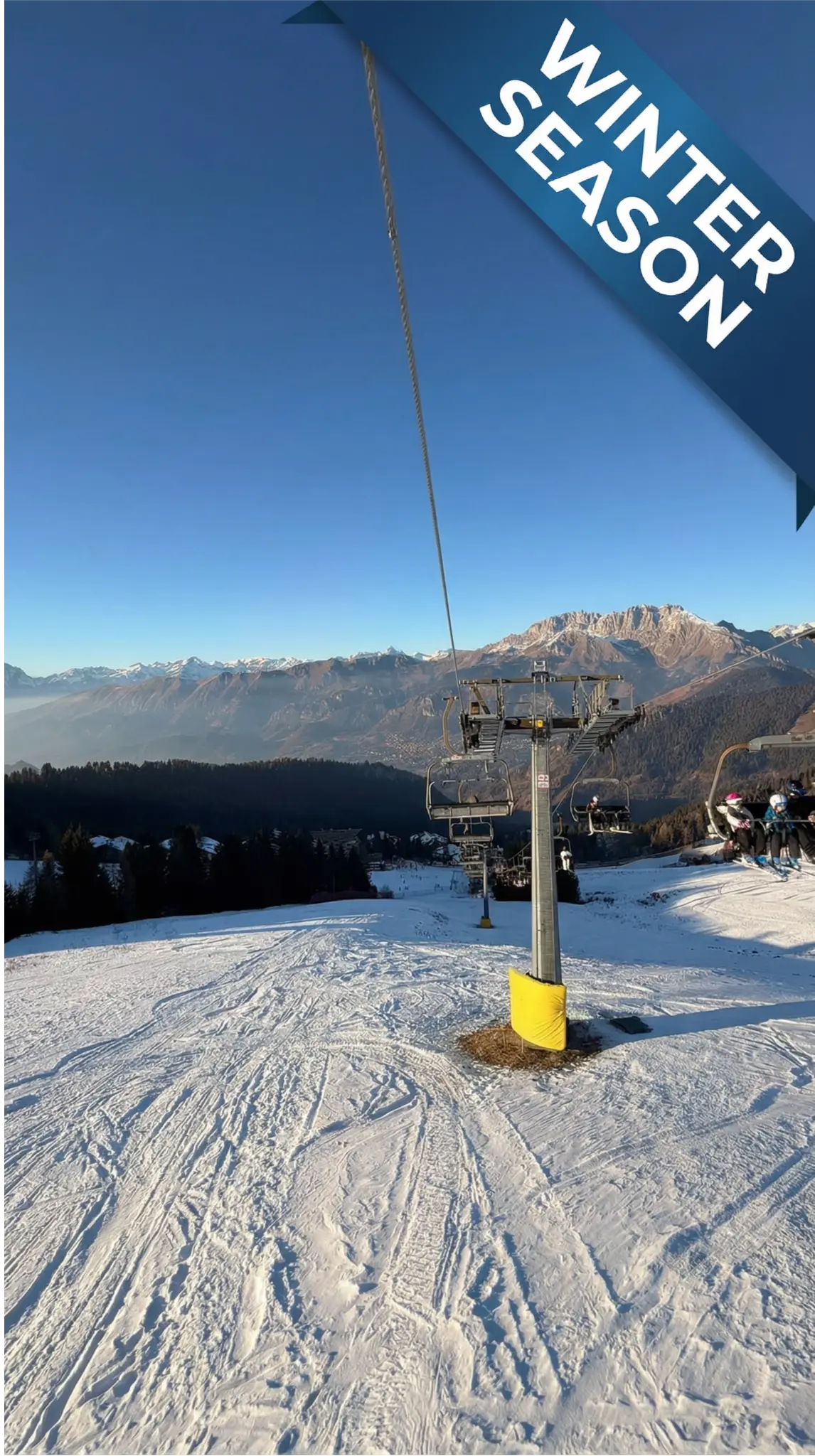 Pista da sci con seggiovia e montagne