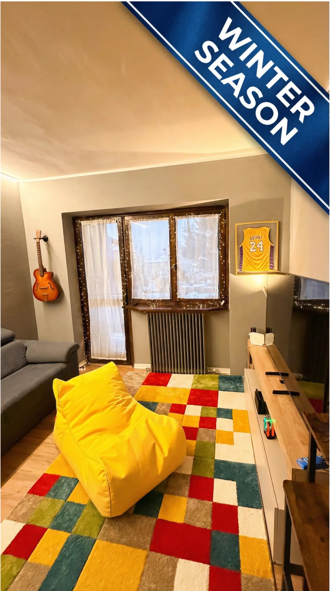 Soggiorno con tappeto colorato e chitarra