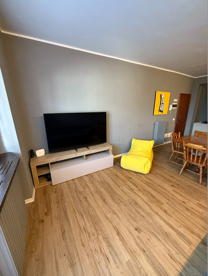 Salotto moderno con TV